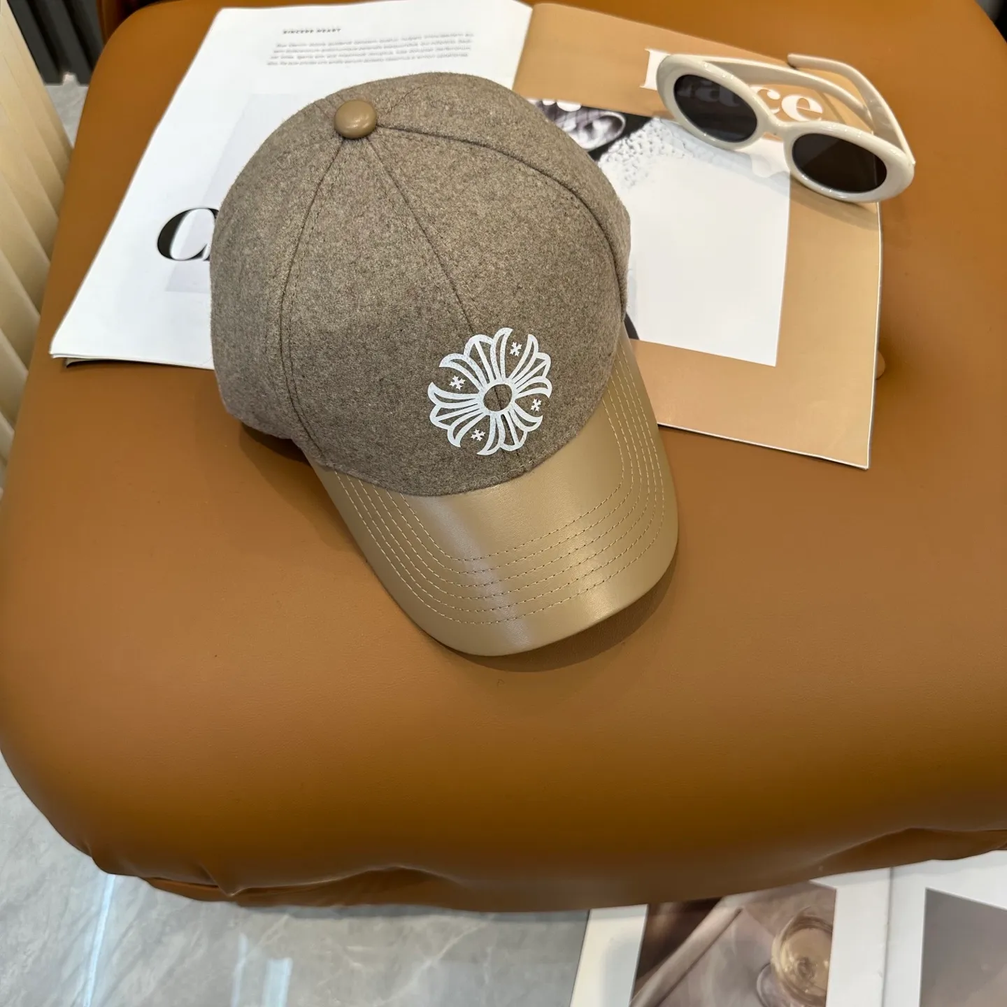 P80 Crow Heart's new autumn and winter fur-stitched baseball cap. It's full of autumn and winter atmosphere. The quality is great. The deepening of the hat shape makes it more elegant. It's very nice for both men and women. It's a classic among classics. It goes well with daily wear. Casual and fashionable.